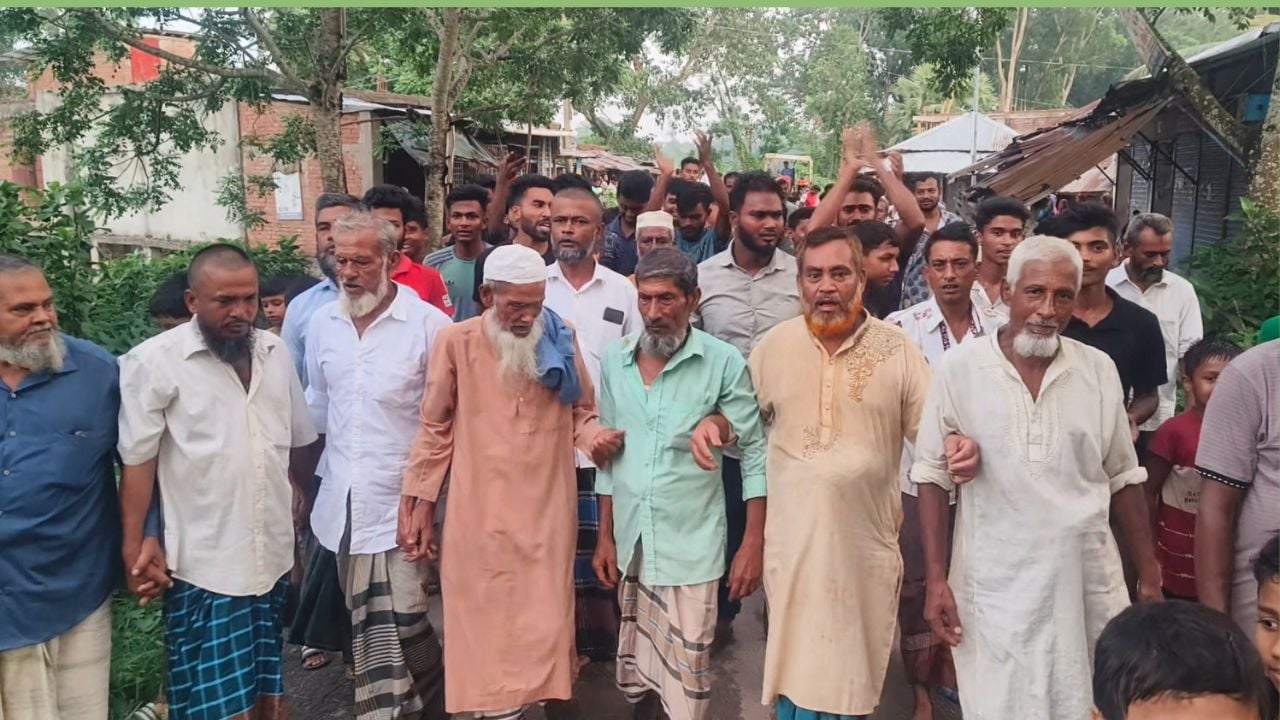 পদ স্থগিত বিএনপি নেতার বিরুদ্ধে এলাকাবাসীর বিক্ষোভ