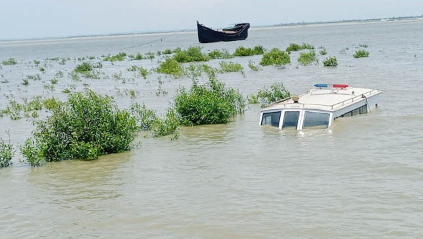 কুতুব‌দিয়া হাসপাতালের ওয়াটার অ্যাম্বুলেন্স ত‌লিয়ে গেল জোয়ারে