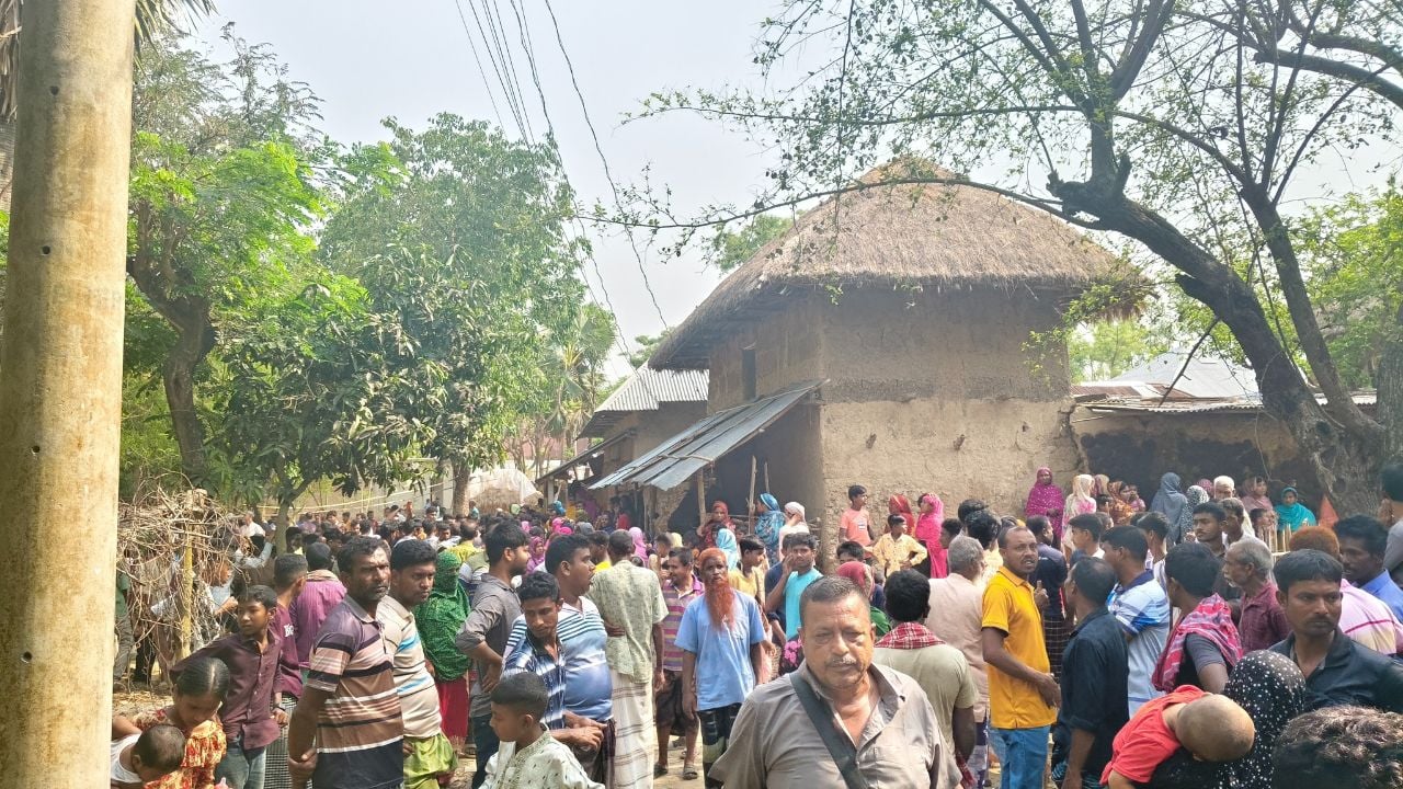 নিয়ামতপুরে একই পরিবারের চারজনকে নৃশংসভাবে হত্যা