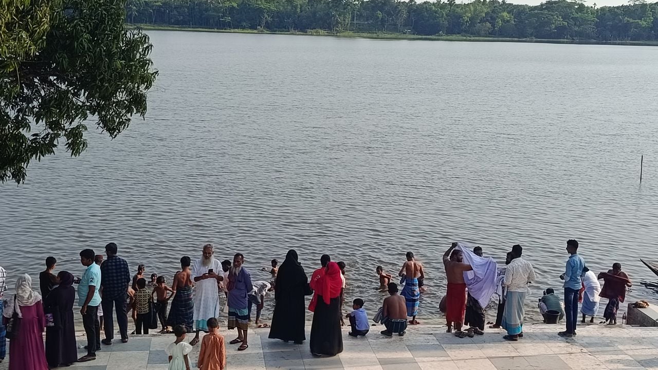 বাগেরহাটে খান জাহান আলী মাজারে কুমিরে ধরা শিশুটি উদ্ধার