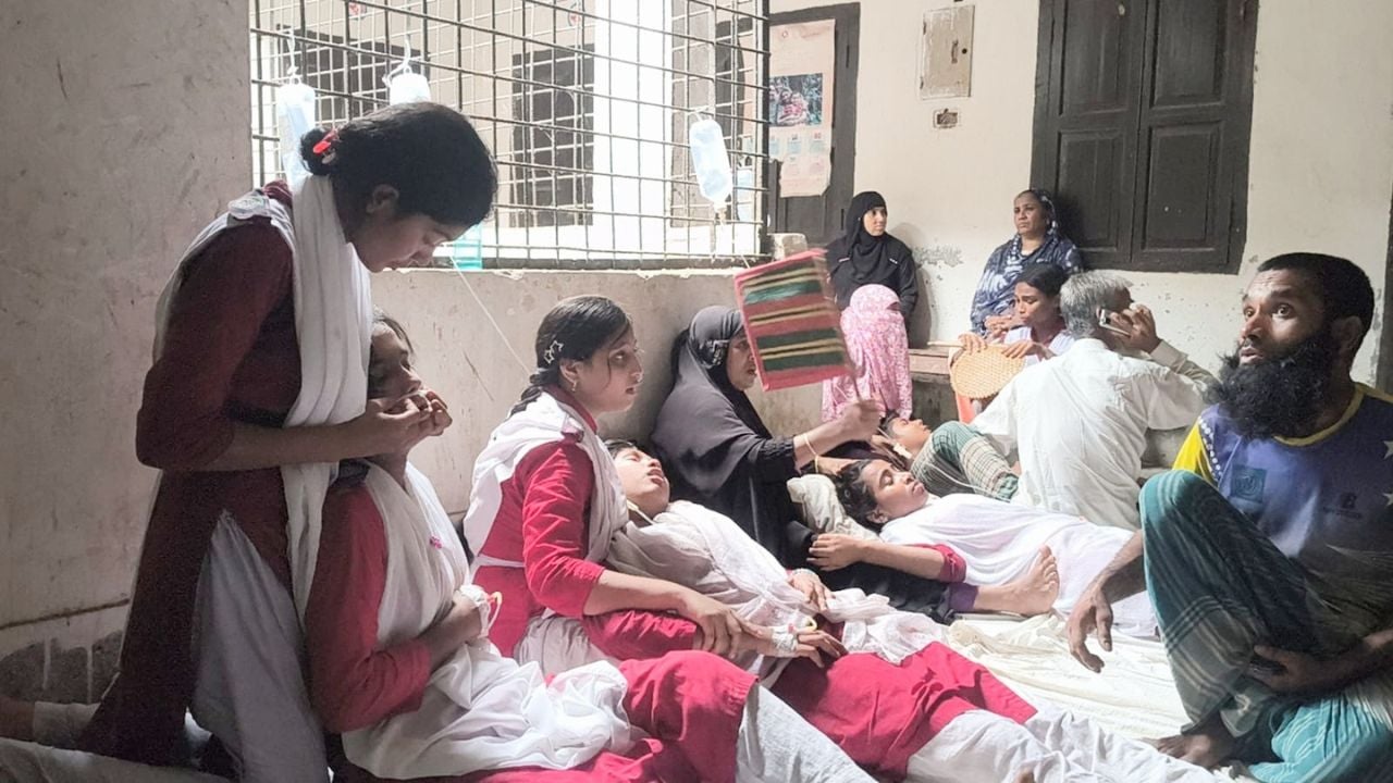 বাকেরগঞ্জে পারফিউমের ঘ্রাণে ১৫ শিক্ষার্থী হাসপাতালে