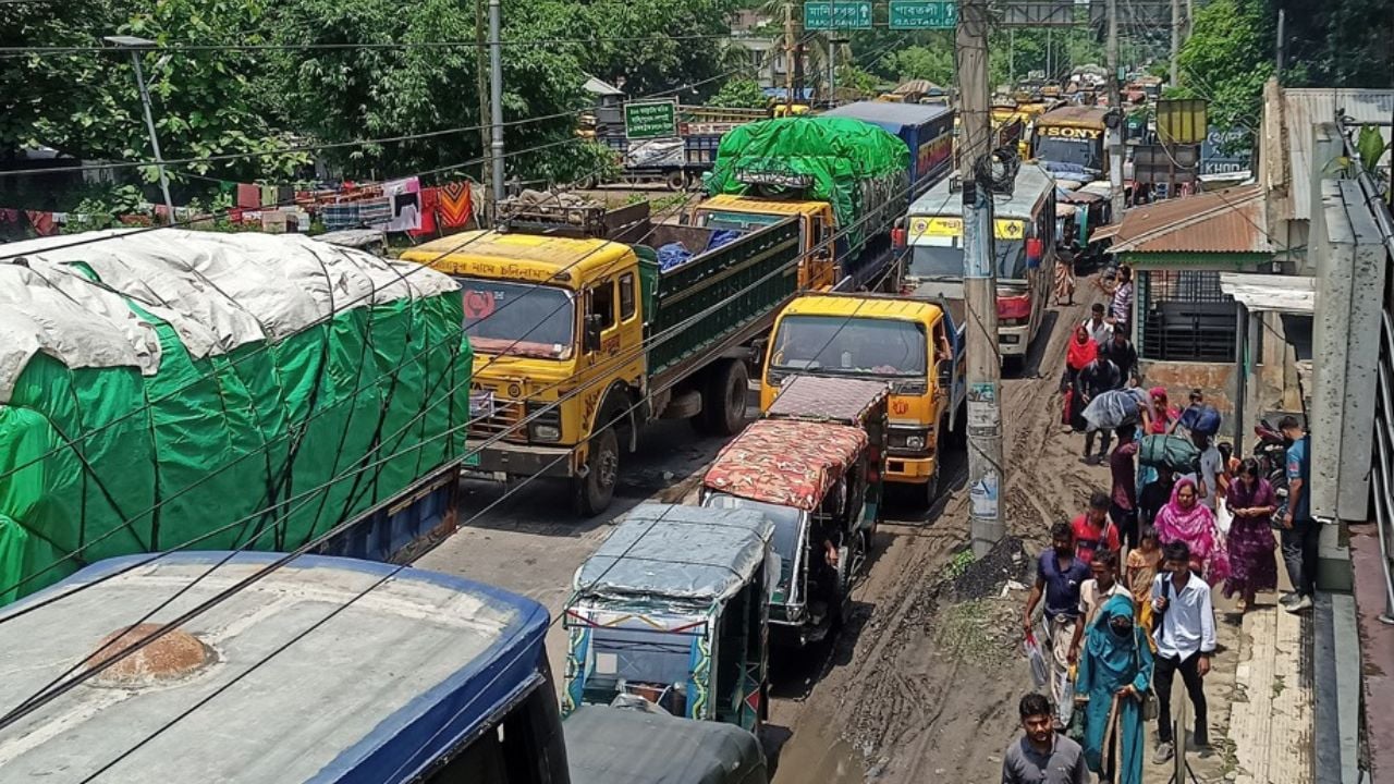আরিচা-পাটুরিয়া ঘাটে যানবাহনের চাপ, বৃষ্টিতে ভিজে ভোগান্তিতে যাত্রীরা