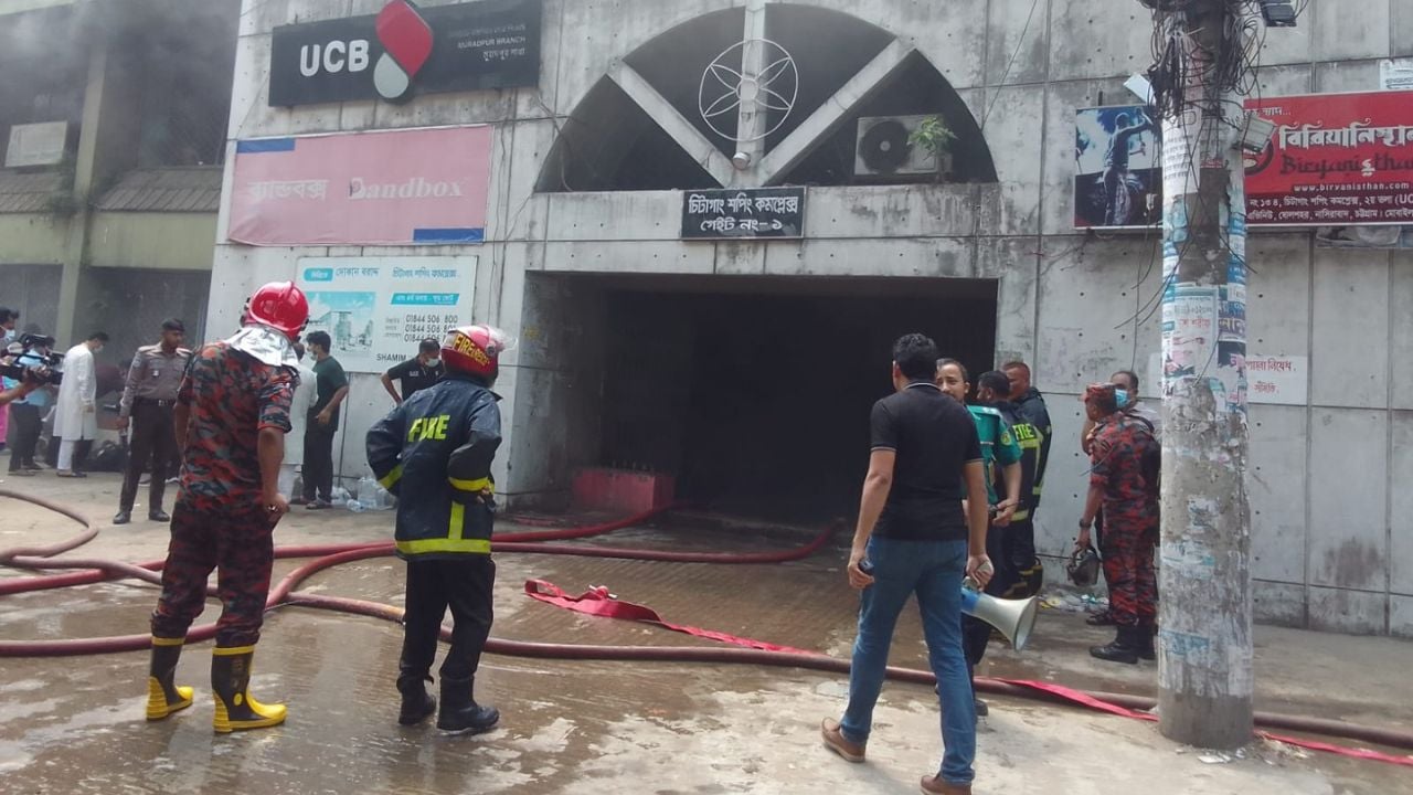 চট্টগ্রামে শপিং কমপ্লেক্সে আগুন, নিয়ন্ত্রণে ফায়ার সার্ভিসের ৬ ইউনিট