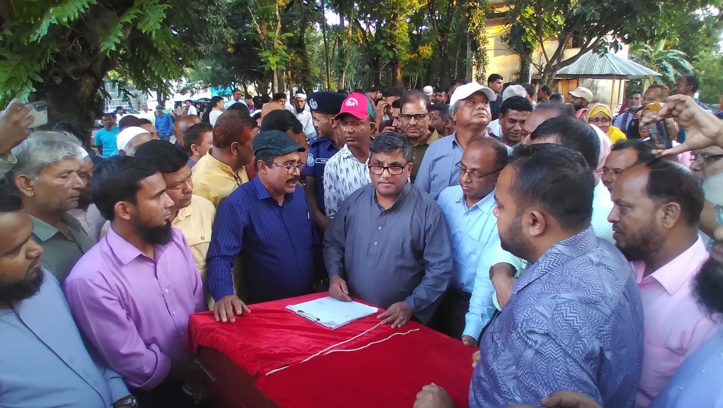 বর্তমান সরকার নির্বাচনি ইশতেহার বাস্তবায়নে কাজ করে যাচ্ছে