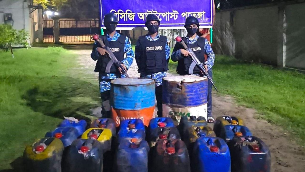 পতেঙ্গায় কোস্ট গার্ডের অভিযানে ১৪০০ লিটার চোরাই ডিজেল জব্দ