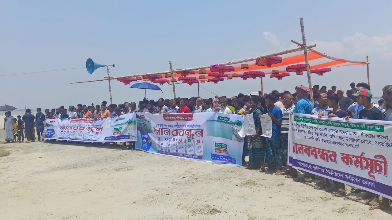 চিলমারীতে বালু খেকোদের টোল ঘর গুঁড়িয়ে দিল এলাকাবাসী