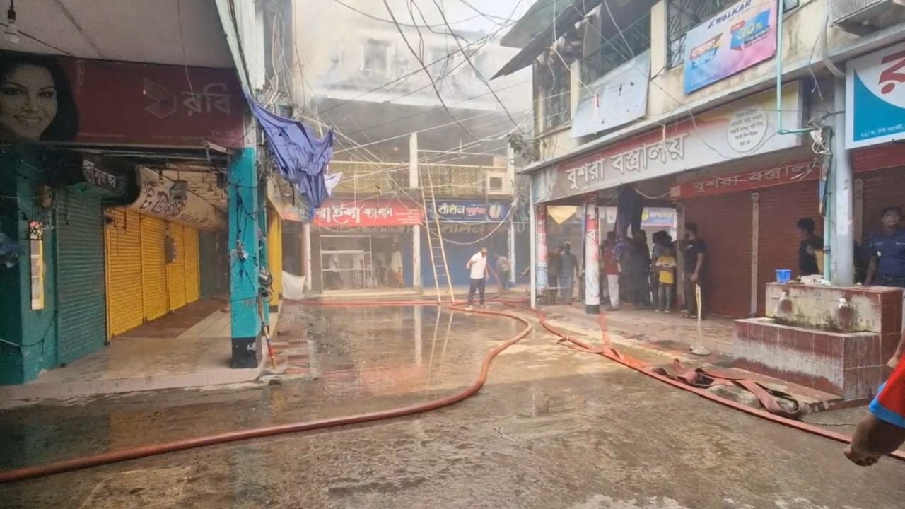 চাঁপাইনবাবগঞ্জে মার্কেটে অগ্নিকাণ্ড, ৪ দোকান পুড়ে ছাই