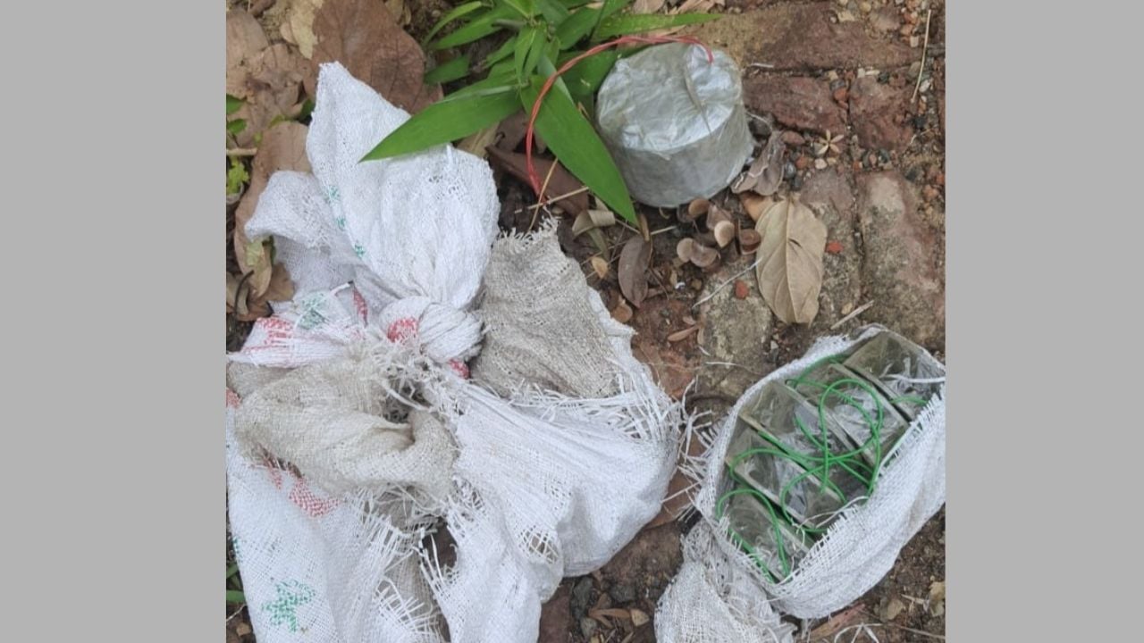 নাইক্ষ্যংছড়ি সীমান্তে ৫ স্থলমাইনসহ সরঞ্জাম উদ্ধার