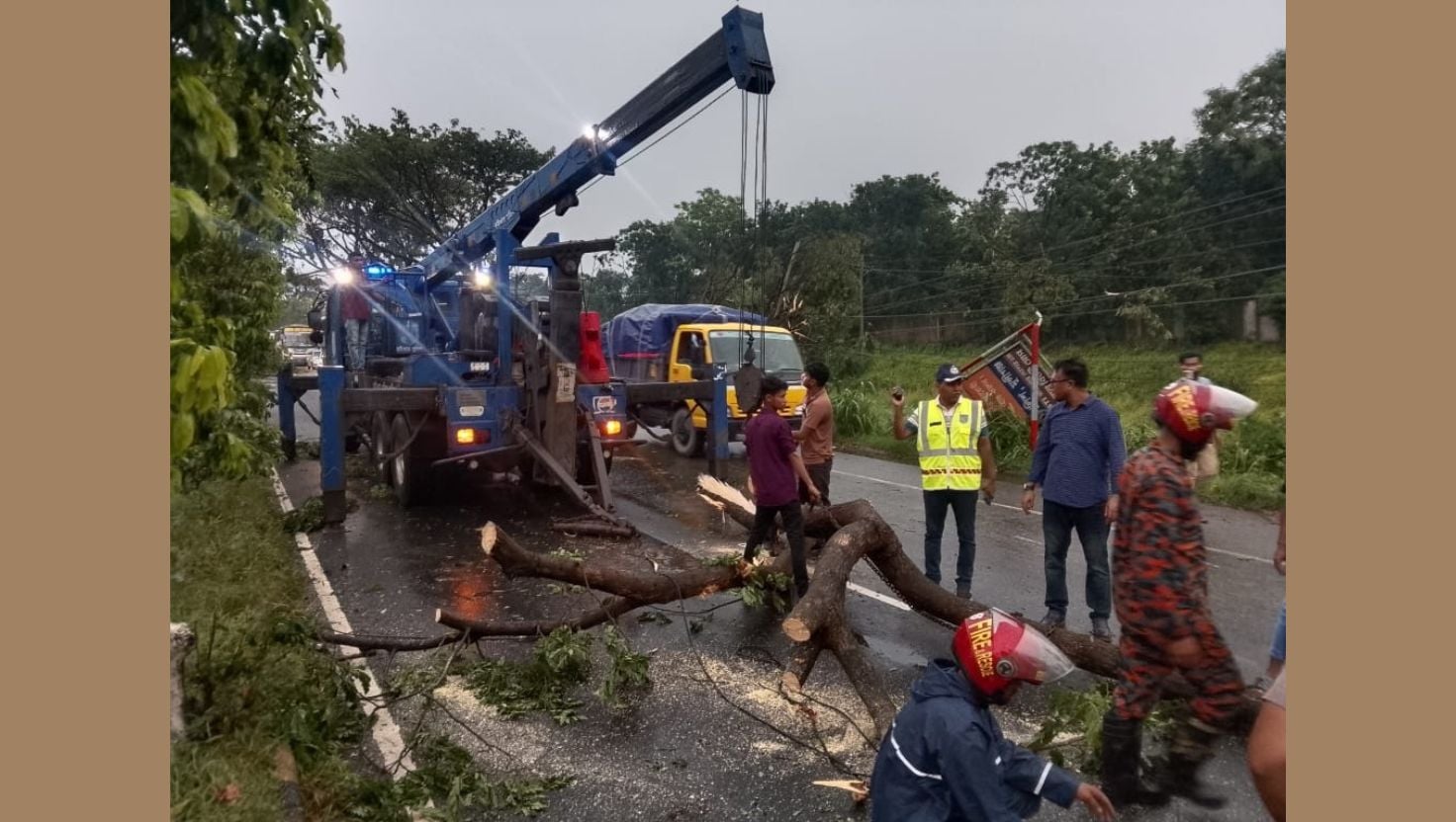 ঝড়ে গাছ পড়ে ঢাকা-চট্টগ্রাম মহাসড়কে তীব্র যানজট