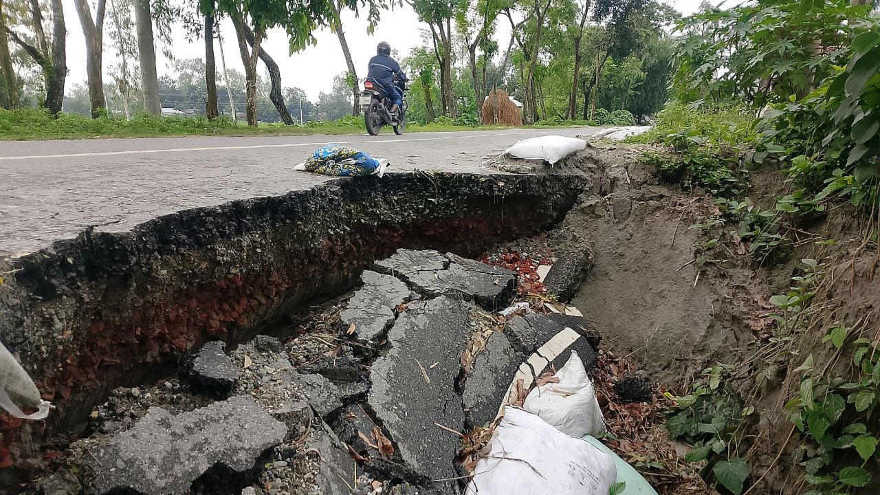 গঙ্গাচড়ায় দ্বিতীয় তিস্তা সেতুর সংযোগ সড়কে ভয়াবহ ধস