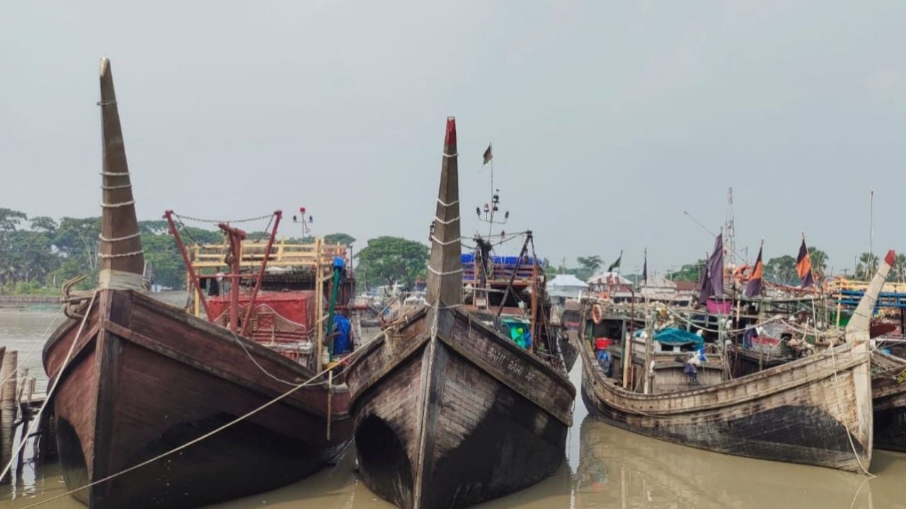 কুয়াকাটা উপকূলে অবৈধ ট্রলিং বোটের দৌরাত্ম্য, সমুদ্রে মাছের আকাল