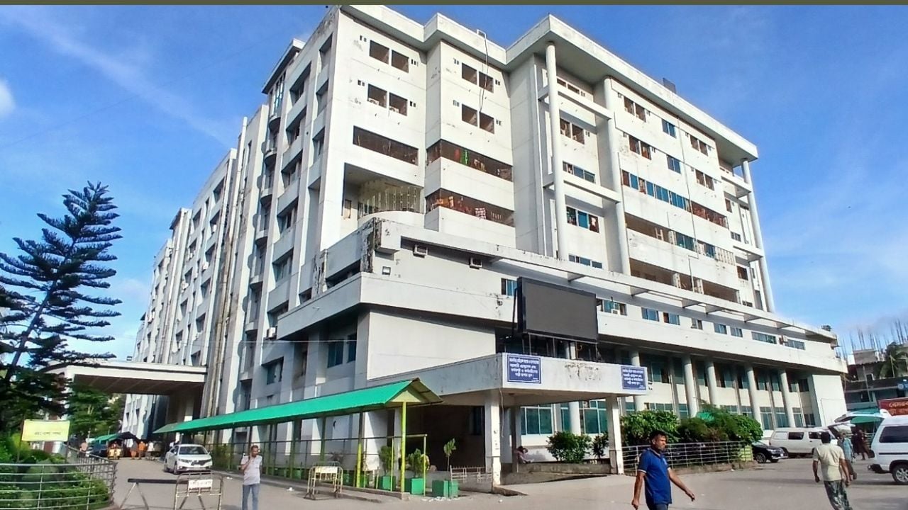 গান বাজাতে নিষেধ করায় শিক্ষকের চোখ তুলে ফেলার চেষ্টা