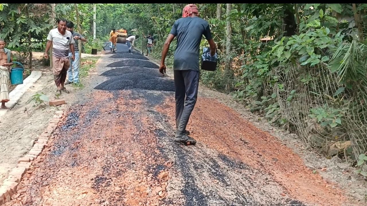 রাঙ্গাবালীতে নির্ধারিত নিয়ম না মেনে সড়ক সংস্কার কাজে