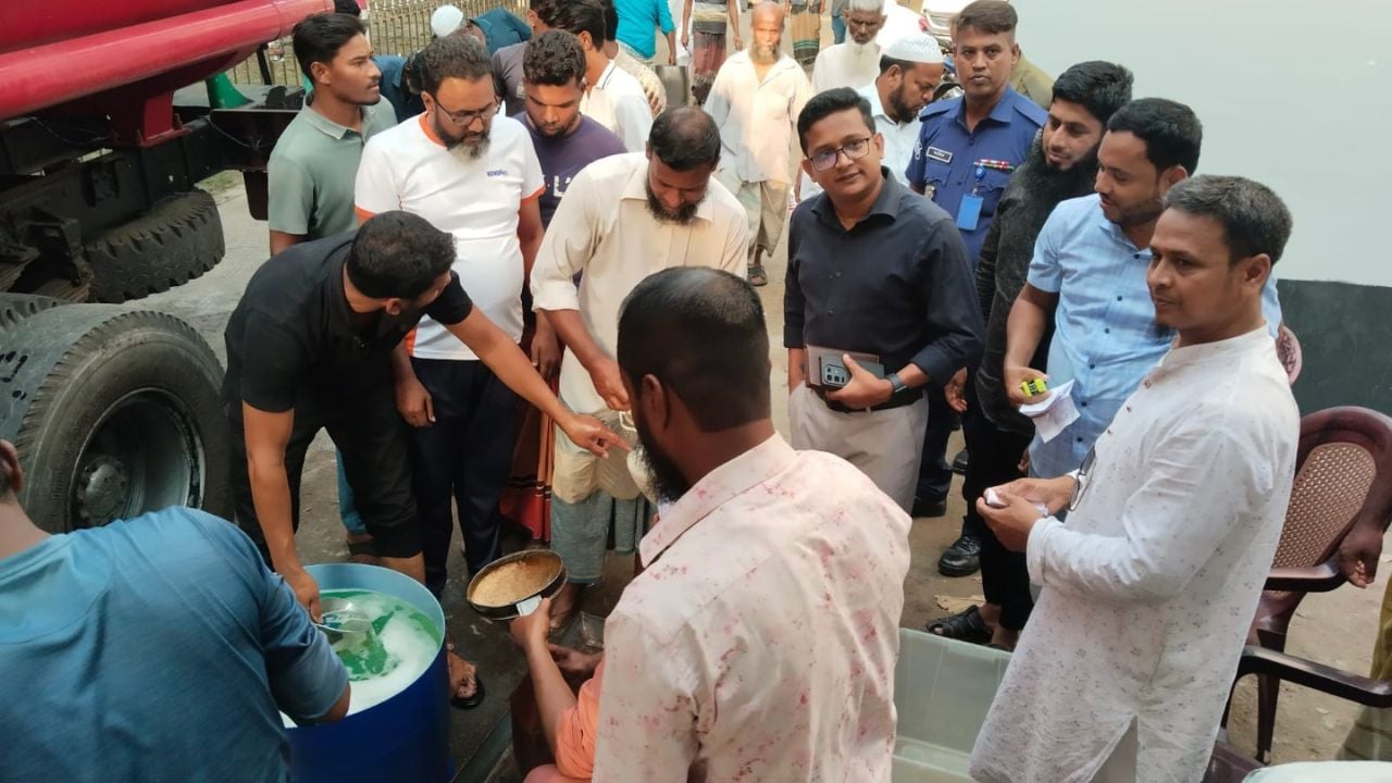 শিবচরে কৃষকদের মাঝে ১২ হাজার লিটার তেল বিতরণ