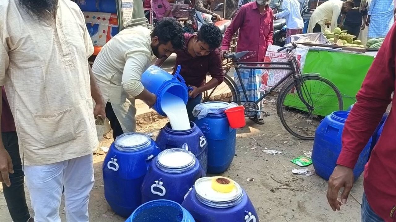 লালমাইয়ে দেড় ঘণ্টার দুধের হাটে কোটির লেনদেন