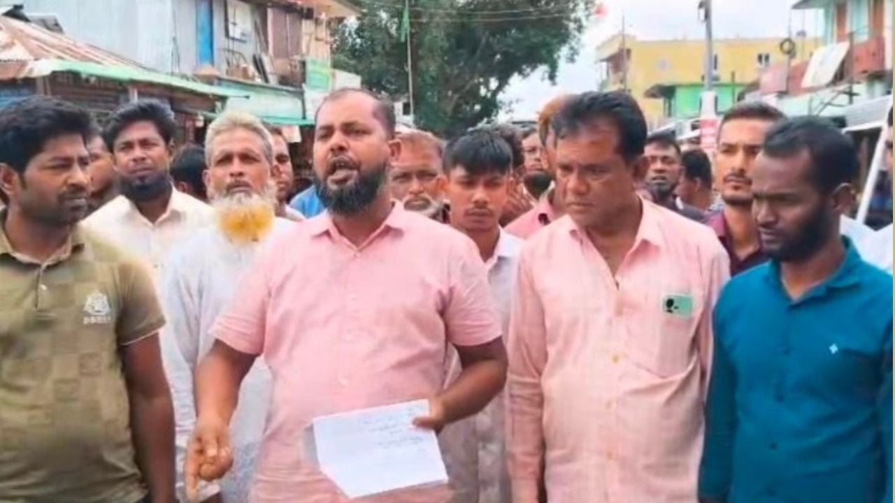 জী‌বিত ব্যক্তিকে মৃত দে‌খি‌য়ে বয়স্কভাতা বন্ধ, প্রতিবাদে বিক্ষোভ