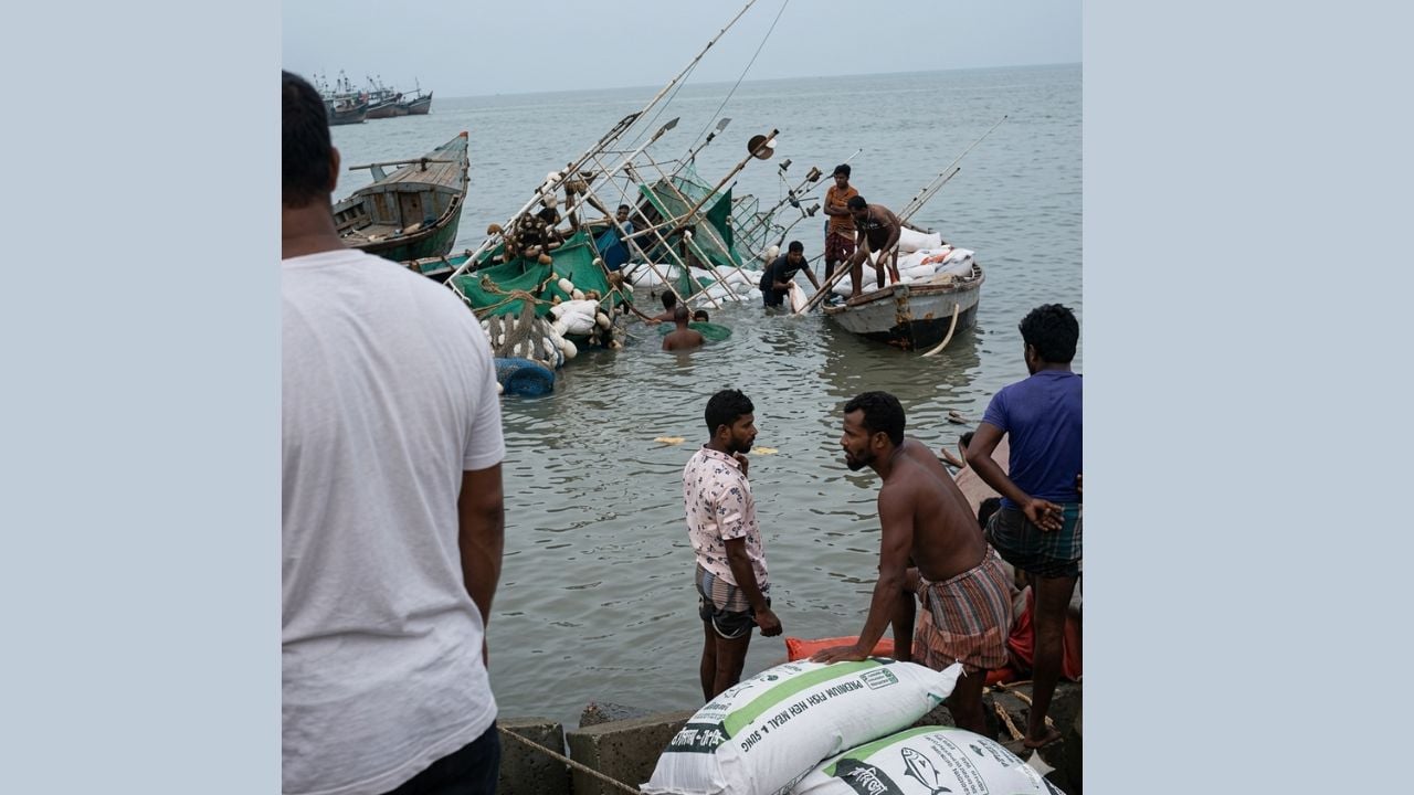 তজুমদ্দিনে ট্রলারডুবি, ২০ লাখ টাকার ক্ষতি