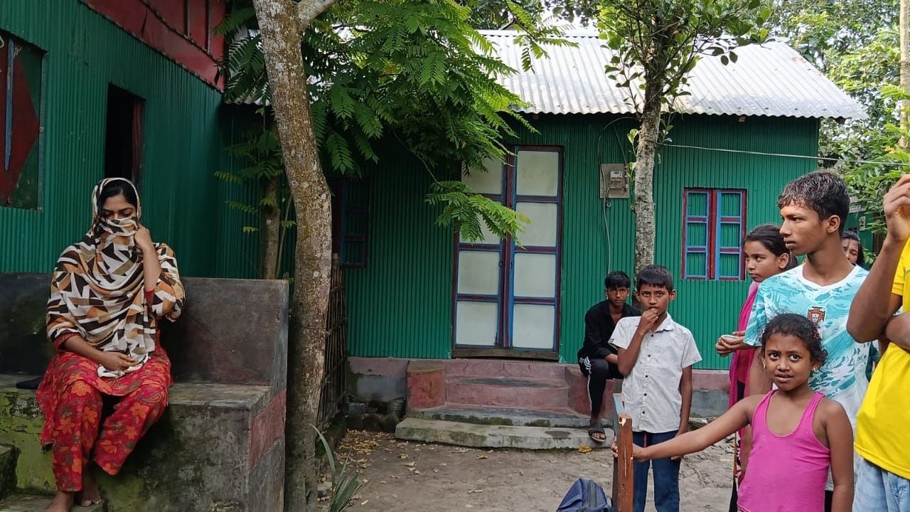 কুমিল্লায় প্রেমিকের বাড়িতে বিয়ের দাবিতে তরুণীর ১২ দিনের অনশন