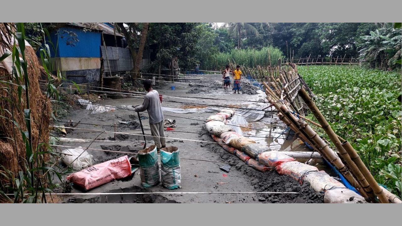 কালকিনিতে জমি কেটে বালু উত্তোলন, ভরাট হচ্ছে সরকারি খাল
