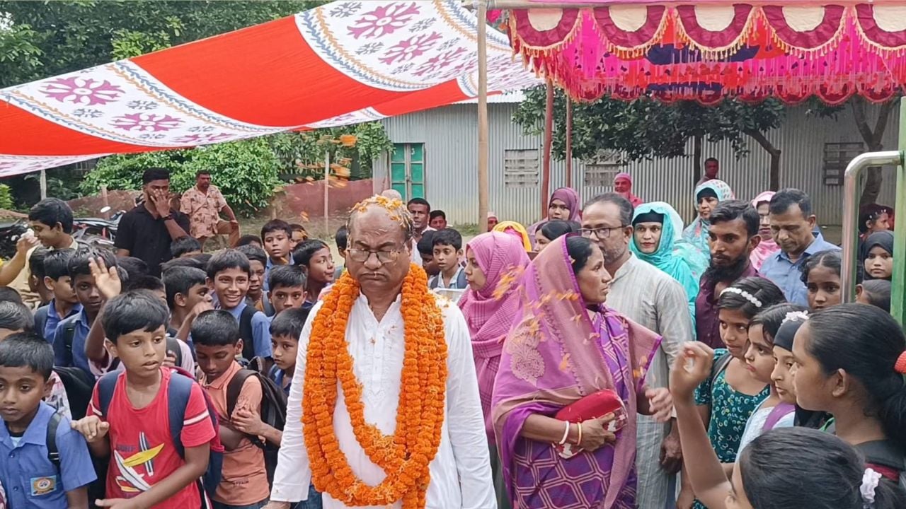 মতলবে ৩৯ বছরের শিক্ষকতা শেষে রাজকীয় বিদায়