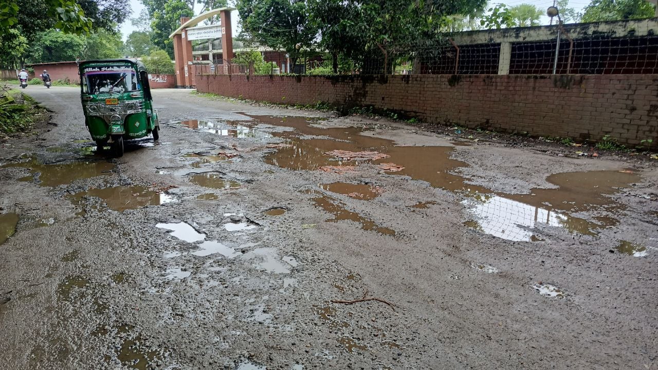 কাপ্তাইয়ে পলিটেকনিকের সামনের সড়কটির বেহাল দশা