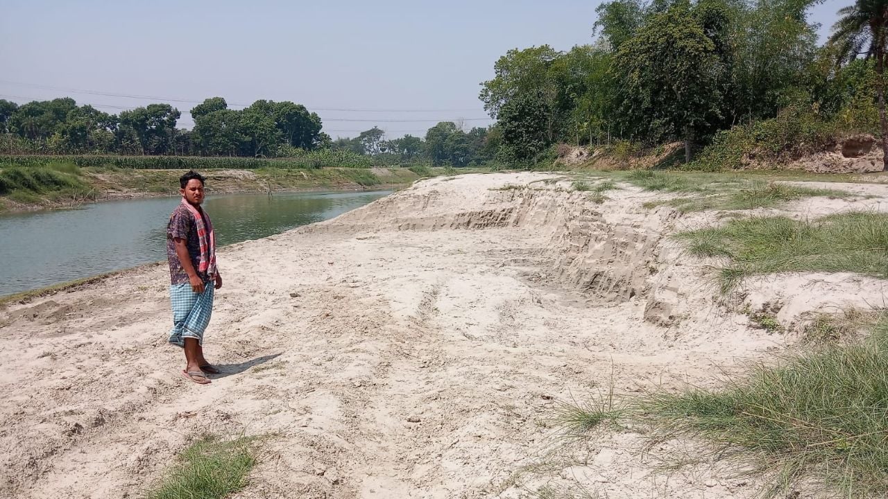 বাগাতিপাড়ায় বড়াল নদী কেটে মাটিবাণিজ্য, নীরব প্রশাসন