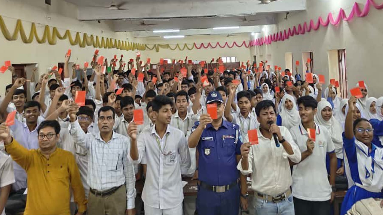 আখাউড়ায় মাদক ও কিশোর অপরাধকে শিক্ষার্থীদের লাল কার্ড