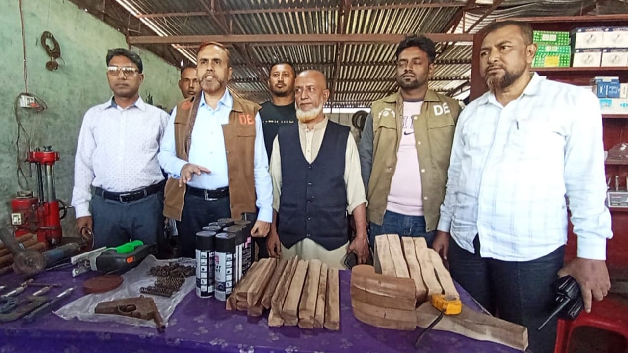 ওয়ার্কশপের আড়ালে অস্ত্র তৈরির কারখানা