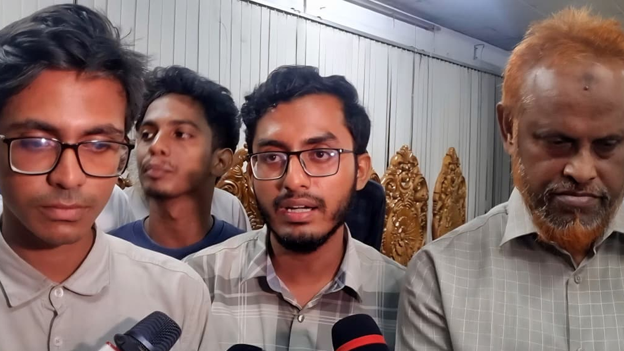 বাকৃবিতে হল বন্ধের নোটিশ প্রত্যাহার, শাস্তি পাবেন না আন্দোলনকারীরা