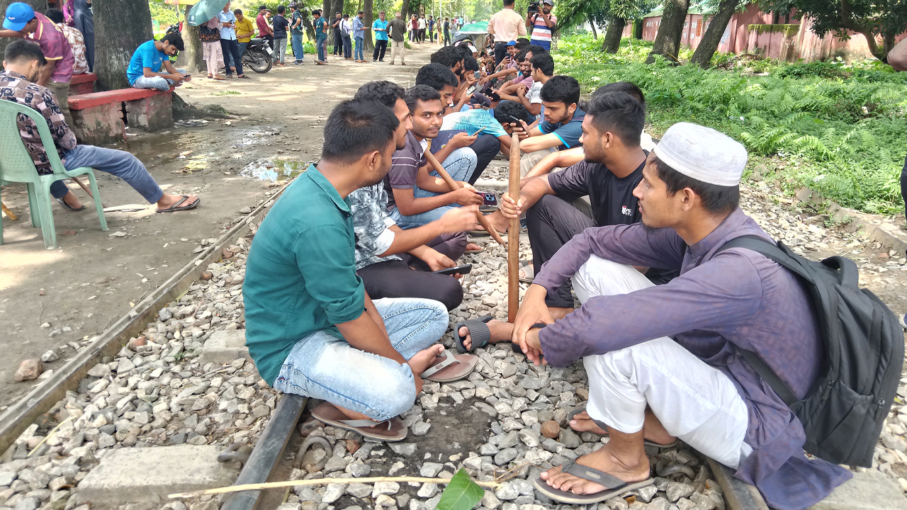 অনির্দিষ্ট সময়ের জন্য বাকৃবি শিক্ষার্থীদের রেল অবরোধ