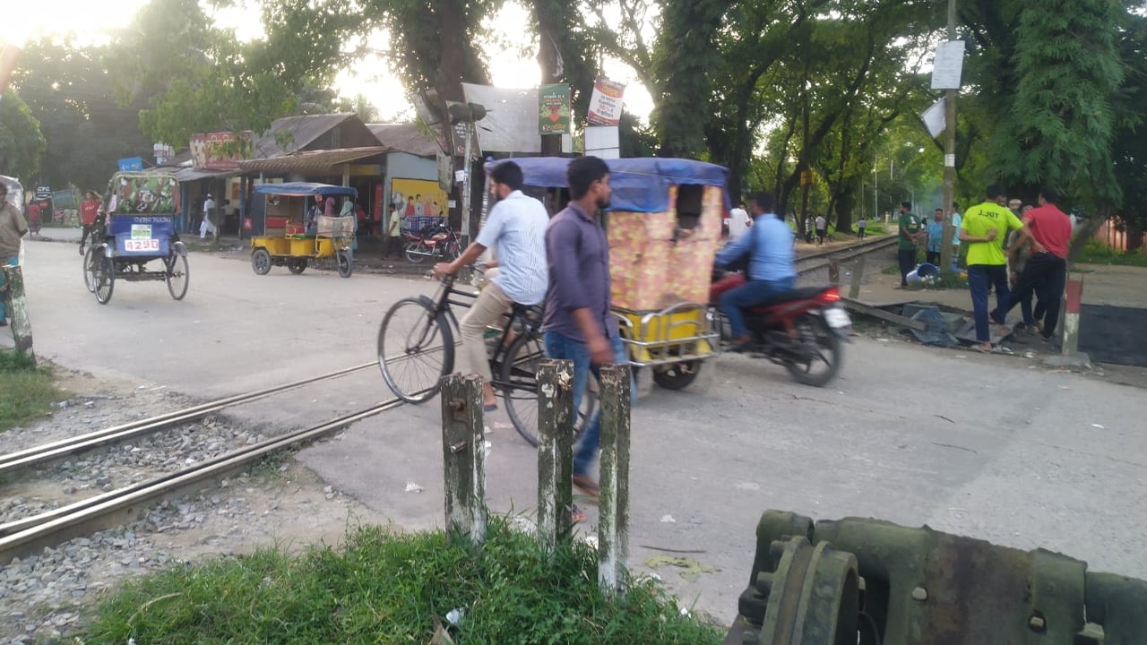 আলোচনায় বসার শর্তে রেল অবরোধ প্রত্যাহার