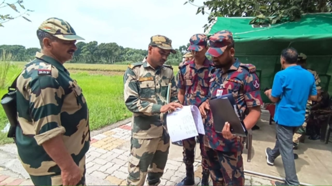 বিজিবি-বিএসএফ পতাকা বৈঠক, দেশে ফিরলেন ১২ বাংলাদেশি