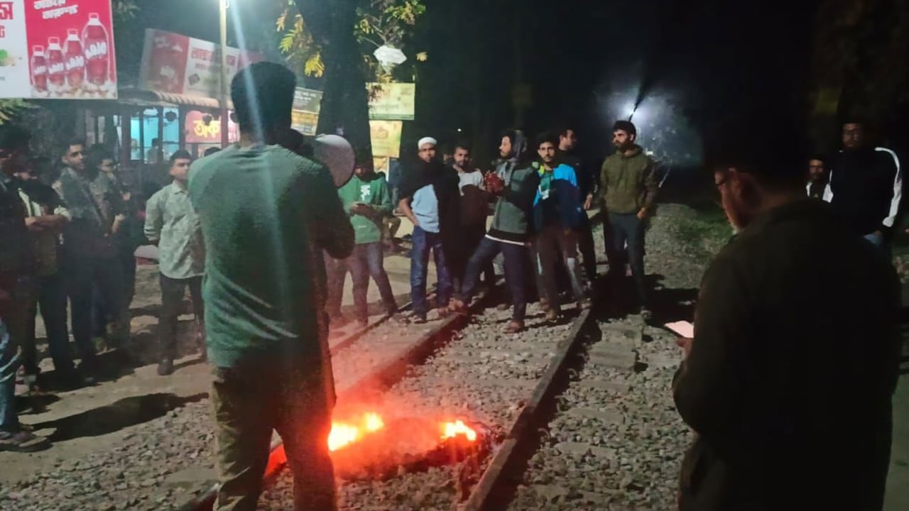 টায়ার জ্বালিয়ে বাকৃবিতে রেললাইন অবরোধ