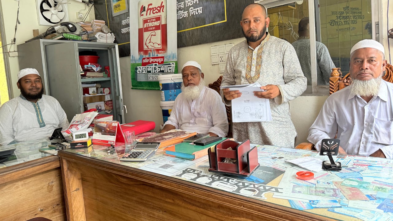 উজিরপুরে ব্যবসায়ীর জমিতে ঘর তুলে চাঁদা আদায়ের অভিযোগ