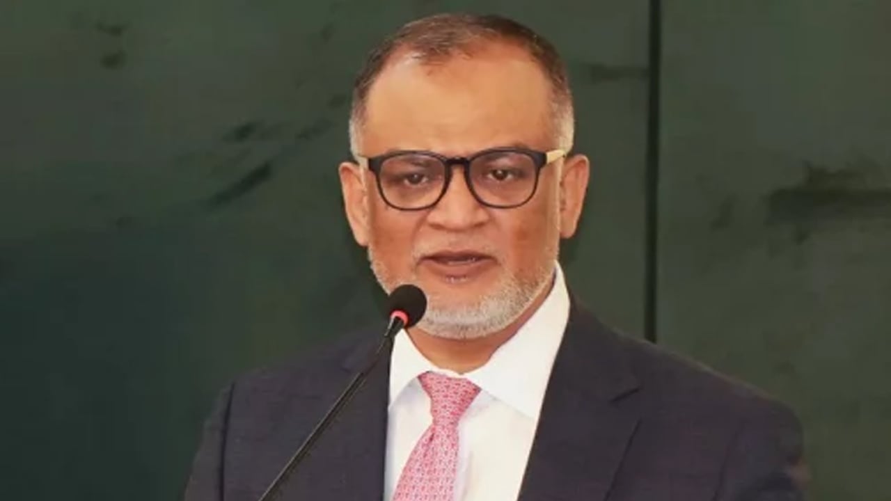 প্রবাসীদের ন্যায্য ভাড়া নিশ্চিতের আহ্বান বিমান উপদেষ্টার