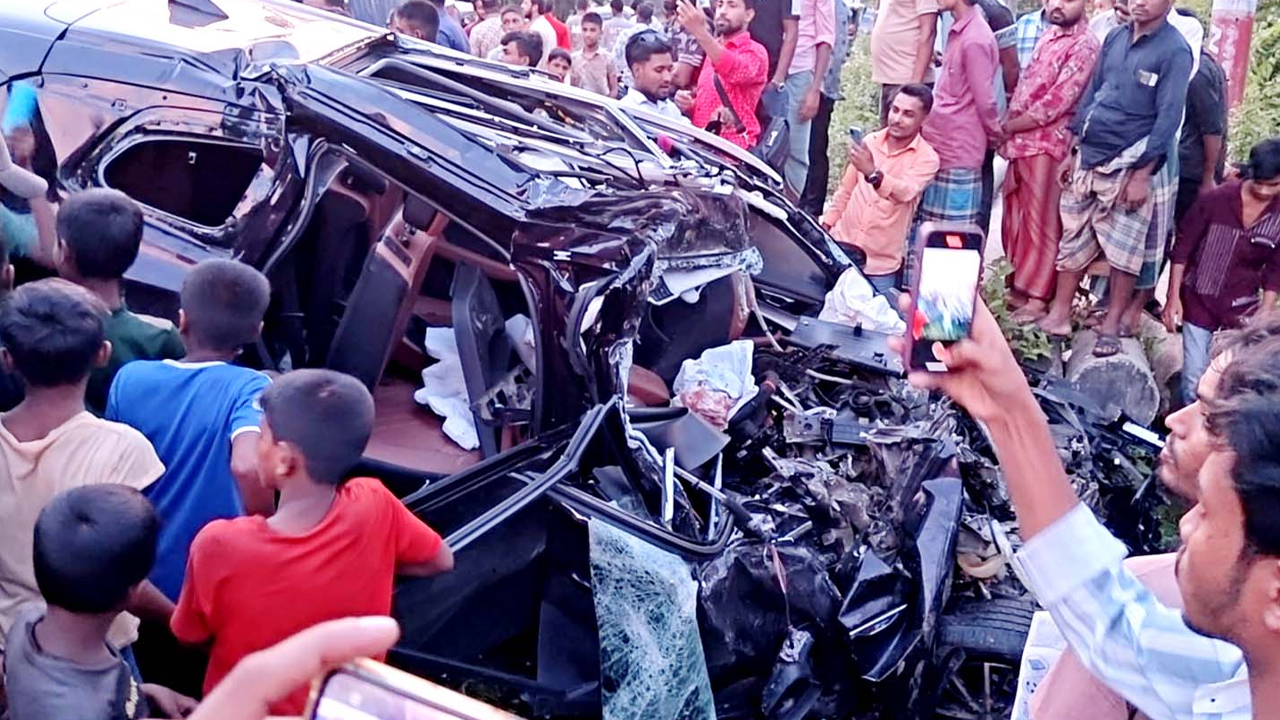 বাস-প্রাইভেটকার মুখোমুখি সংঘর্ষে শিশুসহ নিহত ৩