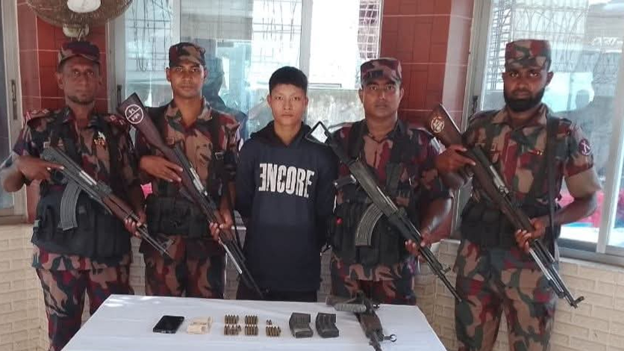 বিজিবির কাছে অস্ত্রসহ আত্মসমর্পণ করলেন আরাকান আর্মি সদস্য