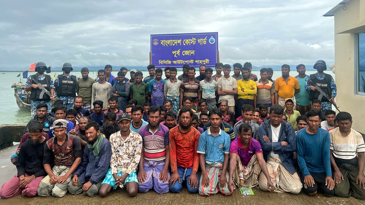 মিয়ানমার সীমানায় ঢুকায় ১২২ জেলে ও ১৯ বোট আটক