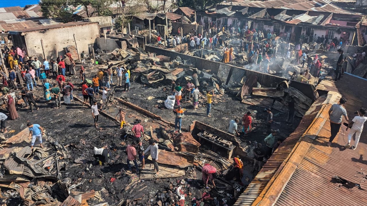 চট্টগ্রামে বস্তিতে আগুন, ভস্মীভূত অর্ধশত ঘর