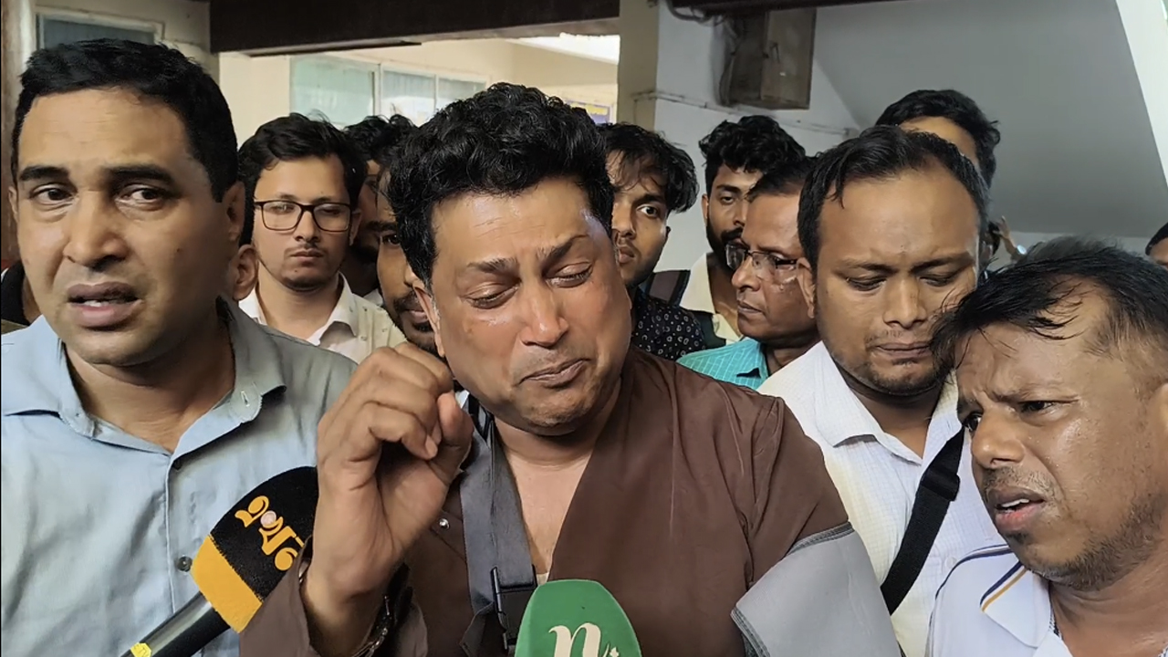প্রশাসনের সহায়তা না পেয়ে কাঁদলেন চবি উপ-উপাচার্য