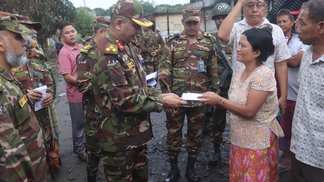 খাগড়াছড়ির ক্ষতিগ্রস্তদের মাঝে সেনাবাহিনীর আর্থিক সহায়তা