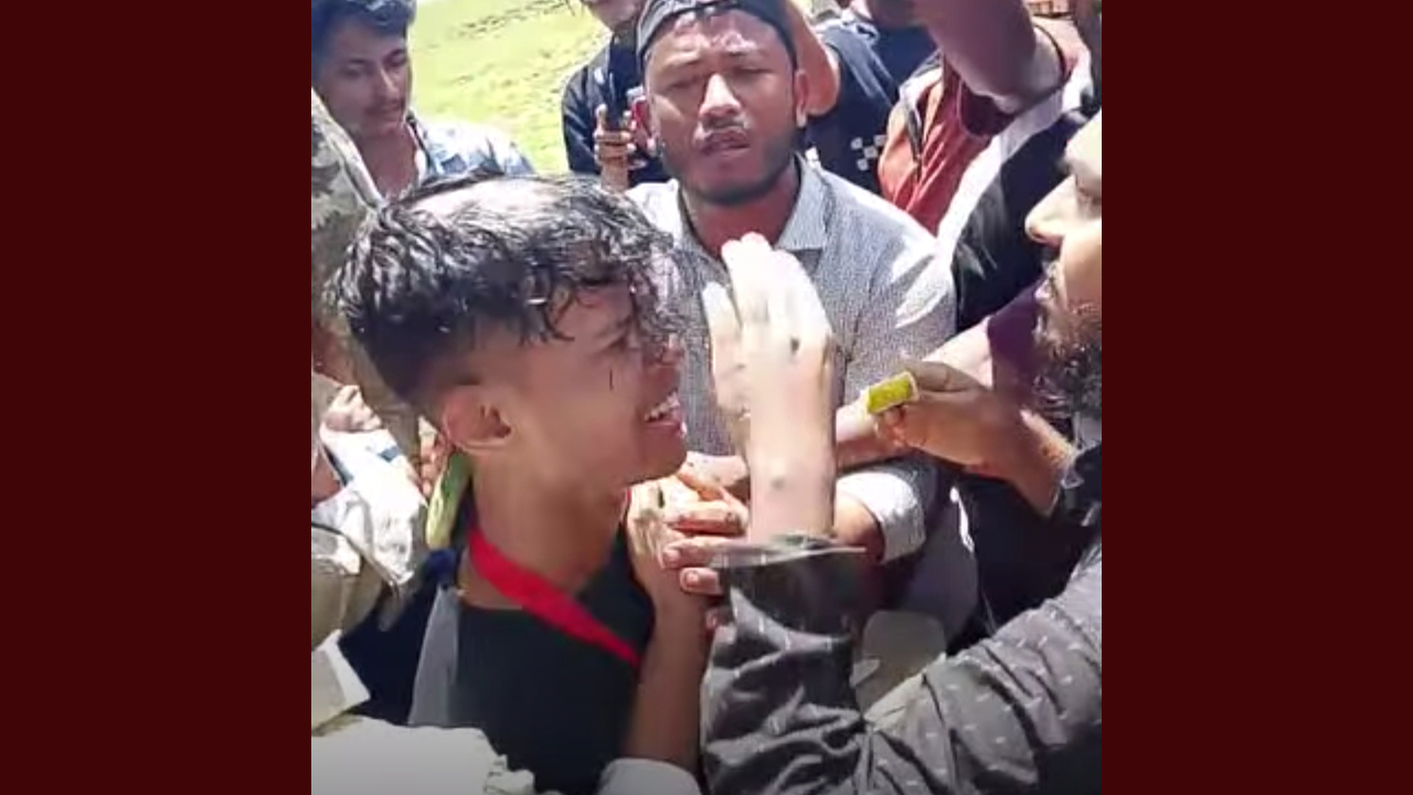 স্কুলছাত্রীদের নিয়ে ভিডিও, টিকটকারের মাথা ন্যাড়া-গলায় জুতার মালা