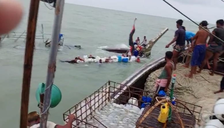 পালানোর চেষ্টা করায় ডুবিয়ে দেয়া ট্রলার থেকে ১৮ জেলে উদ্ধার