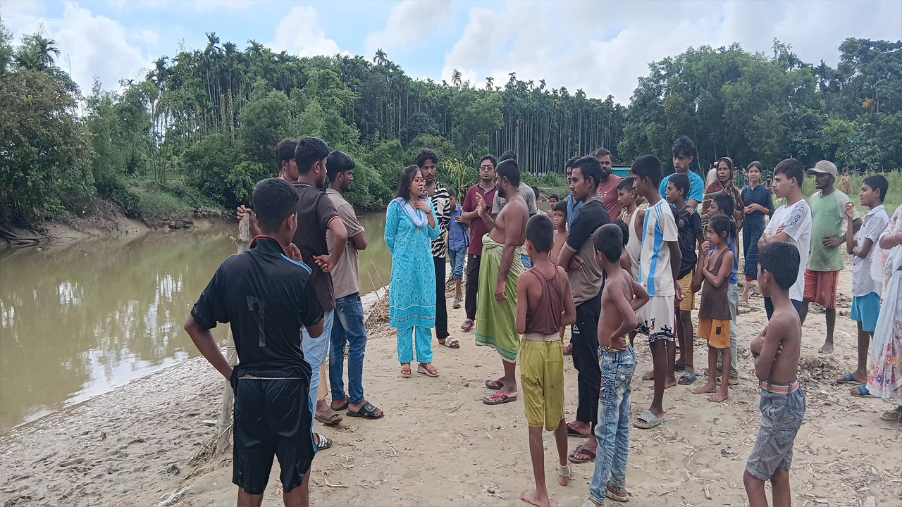 উখিয়ায় পরিবেশ ধ্বংসের দায়ে মোবাইল কোর্ট, বালুবাহী ট্রাক জব্দ