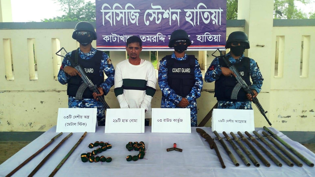 হাতিয়ায় ৯ আগ্নেয়াস্ত্র, ২৯ হাতবোমাসহ আটক ১