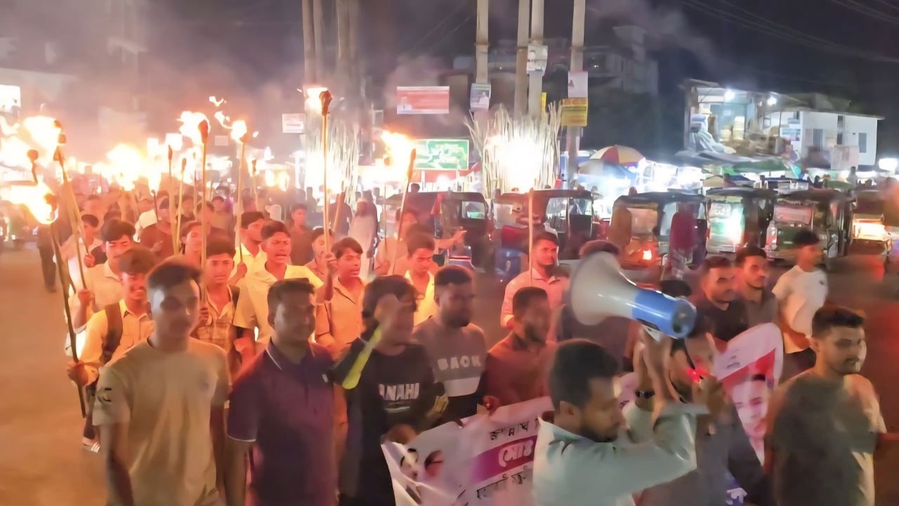 ছাত্রদল নেতা হত্যার প্রতিবাদে দাগনভূঞায় মশাল মিছিল