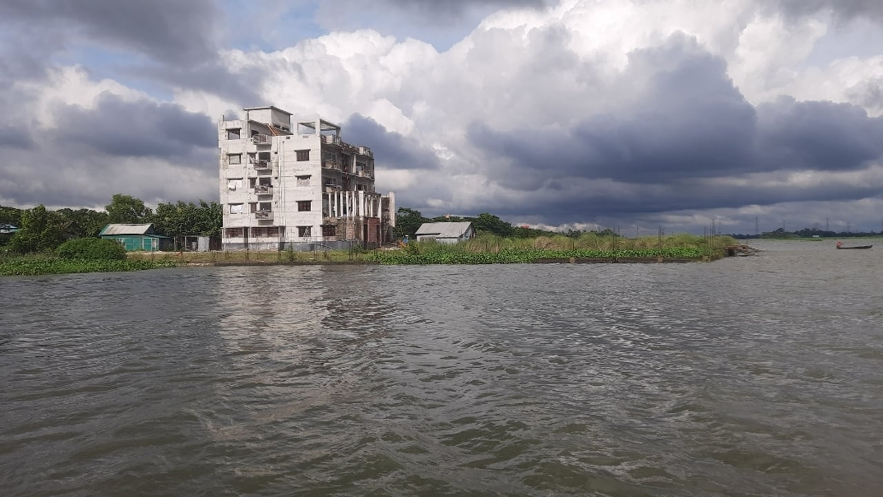 গজারিয়ায় পুলিশ ক্যাম্পে সন্ত্রাসী হামলা-গোলাগুলি