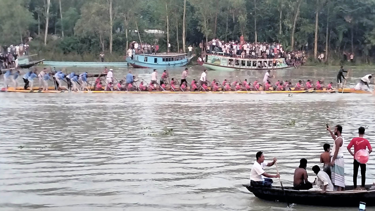 ঐতিহ্যবাহী নৌকা বাইচ উপভোগ করতে লাখো দর্শকের ভিড়