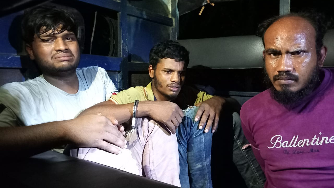 রাজৈরে ডাকাতির প্রস্তুতিকালে আটক ৩