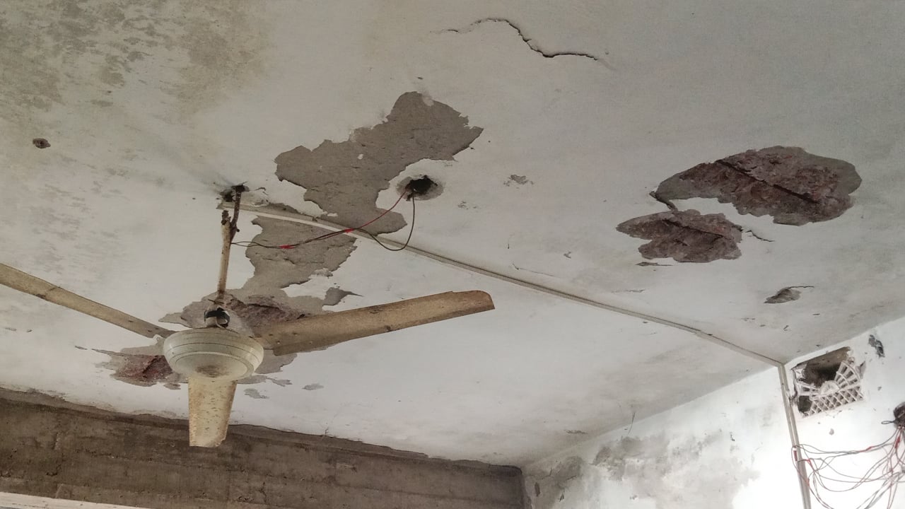 স্কুলের ছাদের পলেস্তার খসে আহত ছাত্র-শিক্ষক